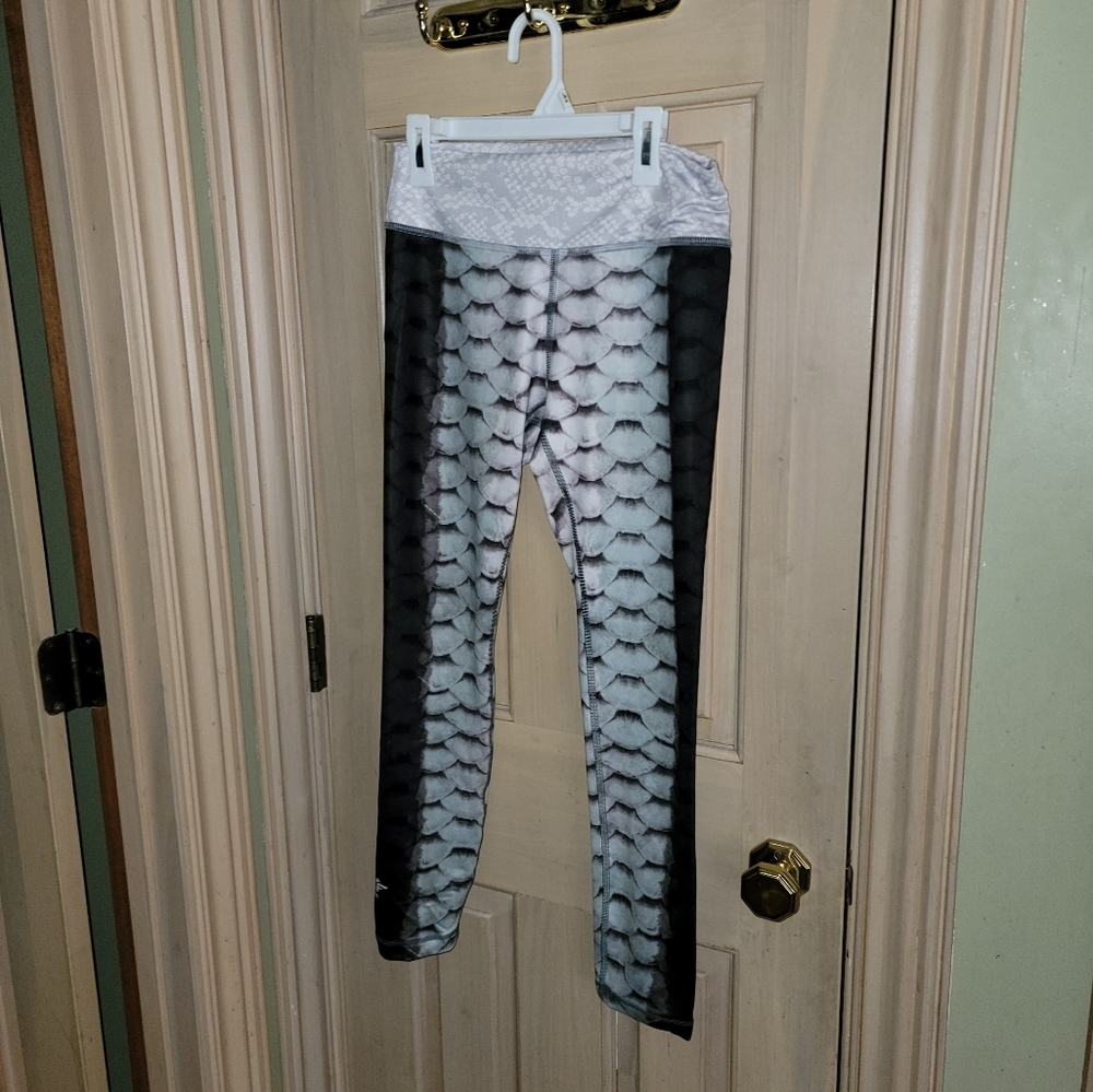 NWOT Aquaflauge Athletic Pants leggings Misses sz S Fish scales Black White